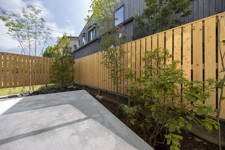 ひかりと土間の家｜ウッドフェンスに囲まれた庭は、プロダクト撮影や自然光ポートレートにぴったり