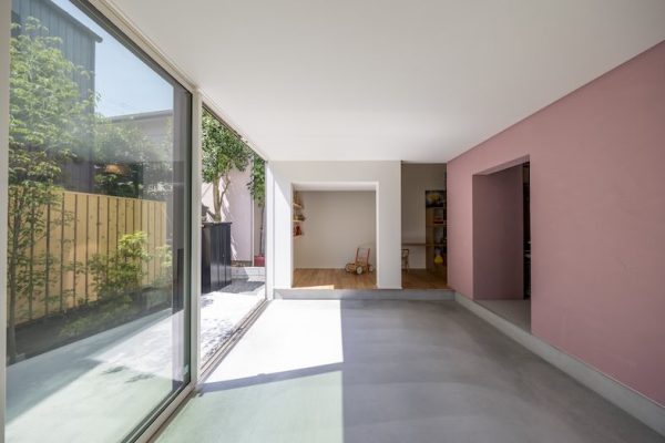 土間からピンク壁までが一望できる広角ロングショット