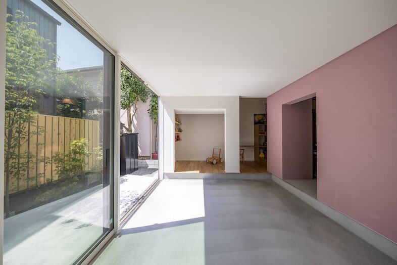 ひかりと土間の家｜土間からピンク壁までが一望できる広角ロングショット