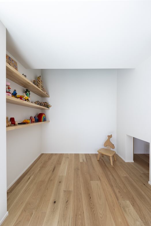 ひかりと土間の家｜子ども部屋の風景や商品撮影、宣材撮影にも映えるミニマルな空間