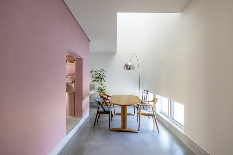 ひかりと土間の家｜柔光とピンク壁×吹き抜けが特徴のダイニングは、家族シーンだけでなくファッションにも