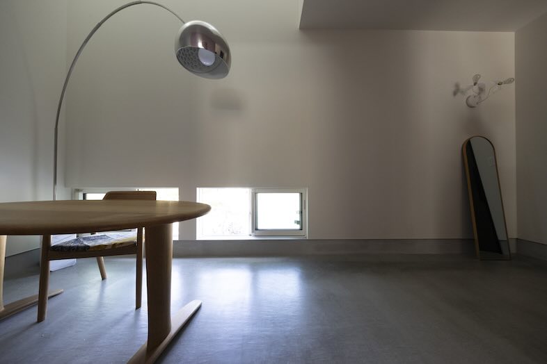 ひかりと土間の家｜午後から陰影が強まり、 静かで落ち着いた世界観が作りやすい光環境です