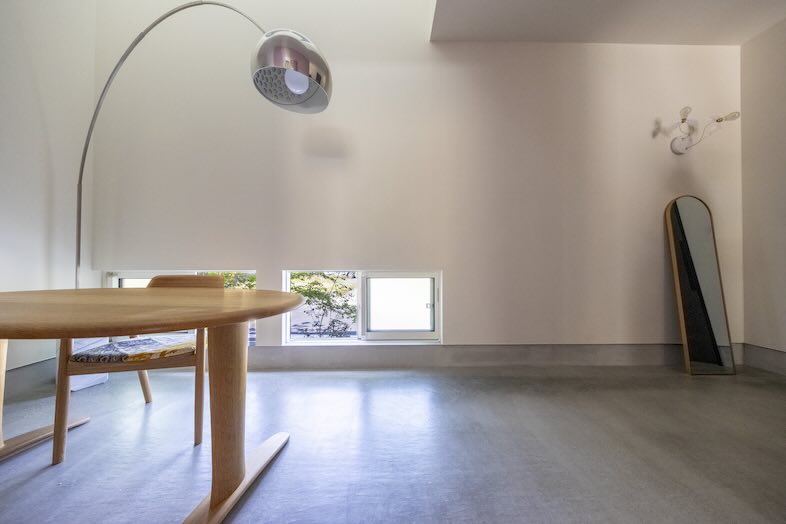 ひかりと土間の家｜朝〜夕方まで安定した光が入りますが、プロ用ライトを持ち込んで設置することもOK