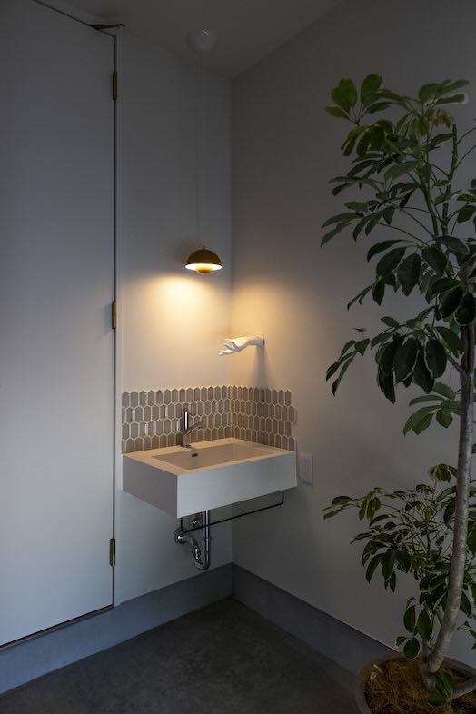 ひかりと土間の家｜スキンケア撮影や日常の手元カットにぴったりの洗面所