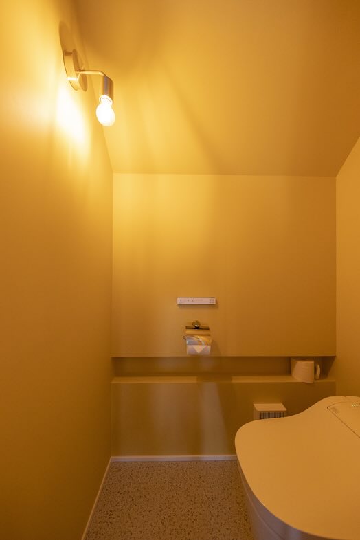 ひかりと土間の家｜間接照明が灯るお手洗い