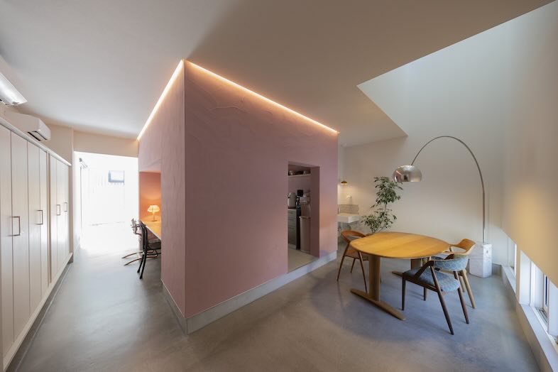 ひかりと土間の家｜ピンク壁 × 自然光のふわっとした背景は、団欒シーンやミニマルなポートフォリオ撮影に最適