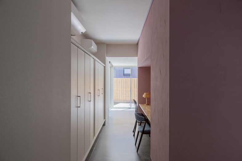 ひかりと土間の家｜自然な陰影がふんわりとした空気感を被写体にプラス