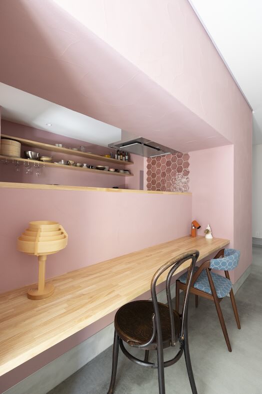 ひかりと土間の家｜ラーメン屋さん風のカウンターもある独創的なキッチンエリア