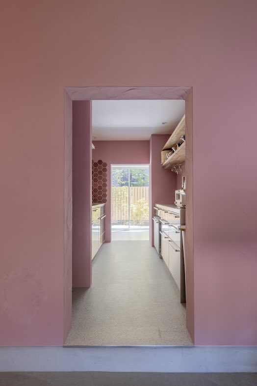 ひかりと土間の家｜ピンク壁の可愛らしいキッチンエリアは、雑誌の暮らし企画やライフスタイルスチールにバッチリ