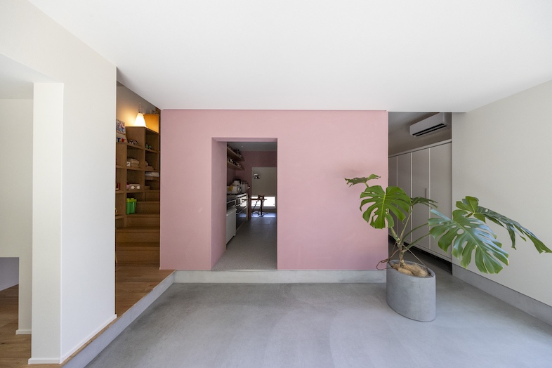 ひかりと土間の家｜キッチンから、リビングダイニング、階段と一連で撮影可能な空間