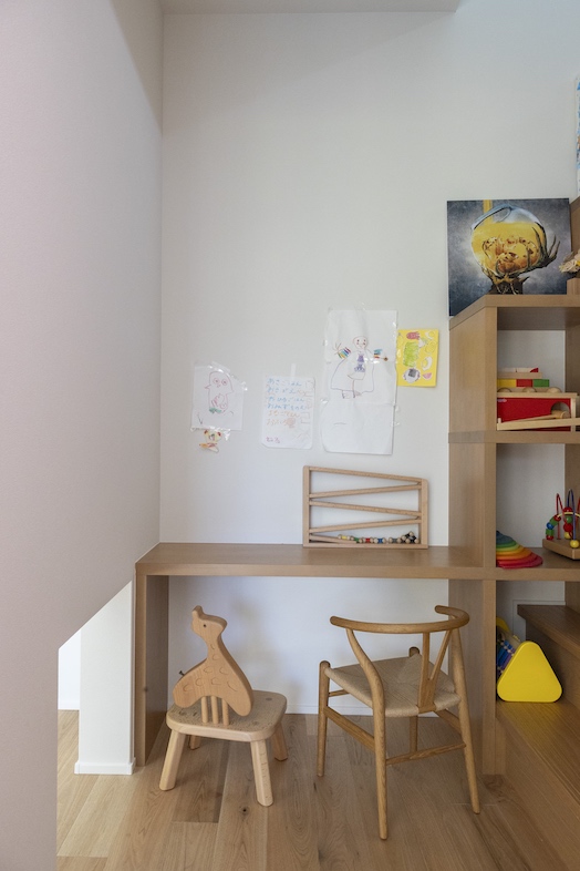 ひかりと土間の家｜階段エリアと隣接したデスクスペースは、子どもの勉強シーンなどの撮影にも最適