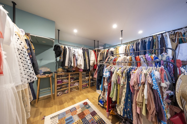 ひかりと土間の家｜2階の服スペースは、スタイリング撮影やファッションフォトに最適