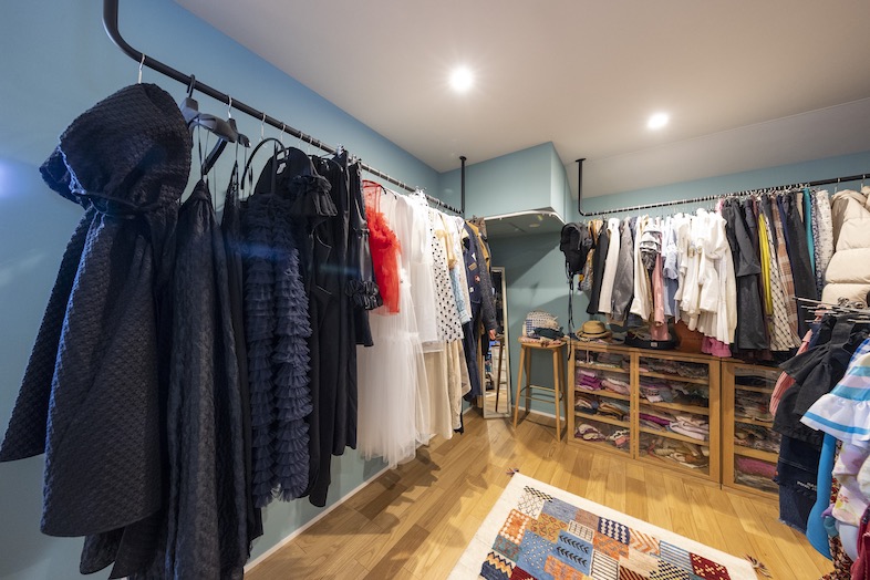 ひかりと土間の家｜服に囲まれたセカンドリビング