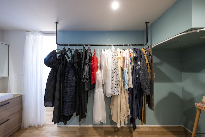 ひかりと土間の家｜目を惹く水色壁紙を背景に、アパレル商品の撮影やモデル撮影が行えます