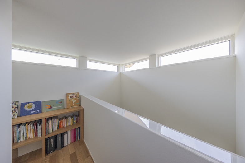 ひかりと土間の家｜窓からは柔らかな自然光が差し込みます