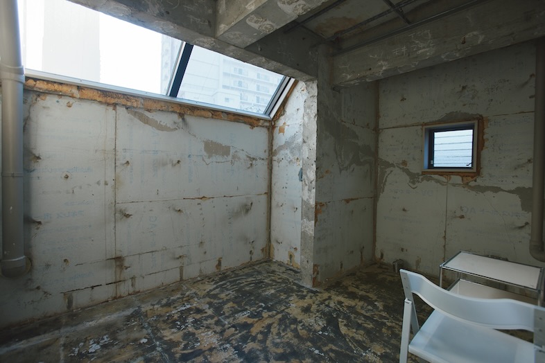 KiN｜【2階】荒れ果てた雰囲気を映像作品に取り入れられる唯一無二のスタジオ