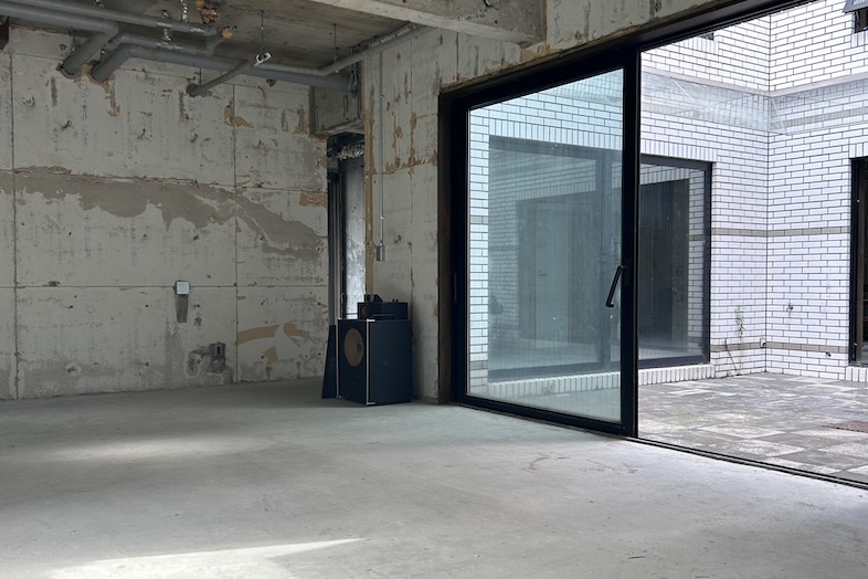 KiN｜【1階】中庭を背景に、抜けのある構図が作れる