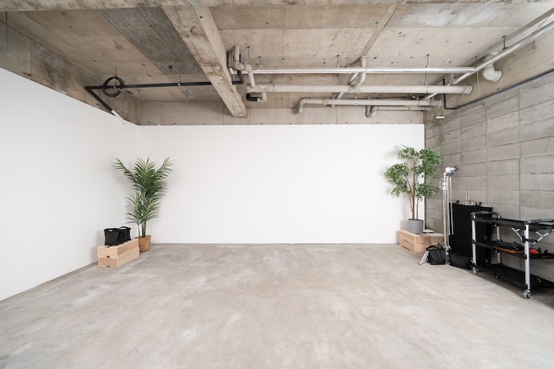 BUNKER STUDIO｜天候に左右されない地下スタジオのため、長時間の撮影や再現性の高いカット撮りに最適