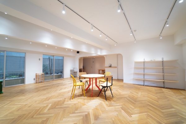 白壁×ヘリンボーン床が特徴的な撮影スタジオ