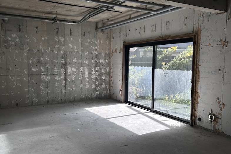 KiN｜【1階】大きな窓から自然光が差し込むため、陰影を活かした撮影ができる