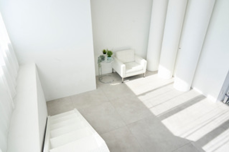 ライトスタジオ｜【Bst】白とモルタル床を基調としたシンプルな空間