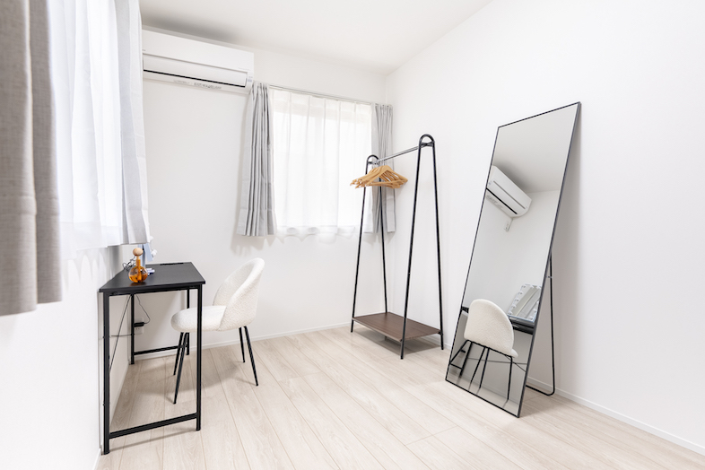 The Confidence House上板橋｜ワークデスクと全身ミラーを備えた個室は、控室利用のほか、在宅ワークや身支度シーンの撮影にも重宝