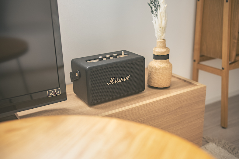 The Confidence House上板橋｜スピーカーや小物を置いた棚は日常感のある撮影に一役買います