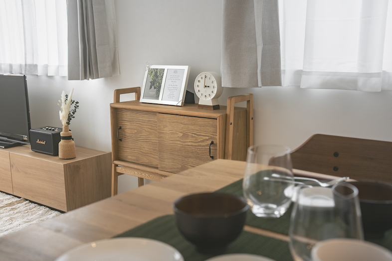 The Confidence House上板橋｜時計などを置いた棚や映り込む食器類がリアル感を演出