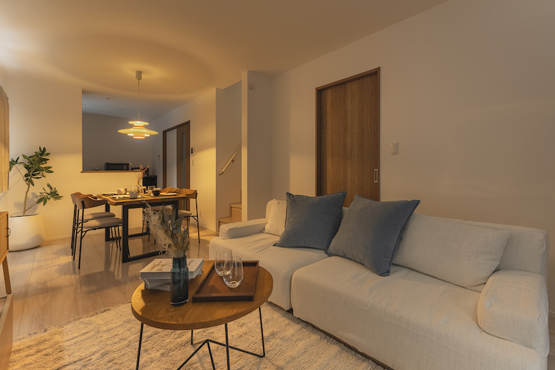 The Confidence House上板橋｜夜のリビングカットも撮れる