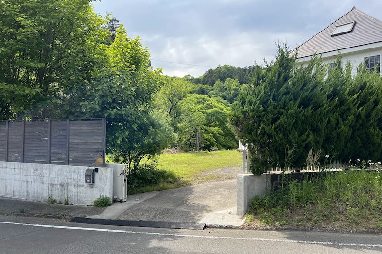 south︎｜アプローチ-敷地内トラックなど出入り可能