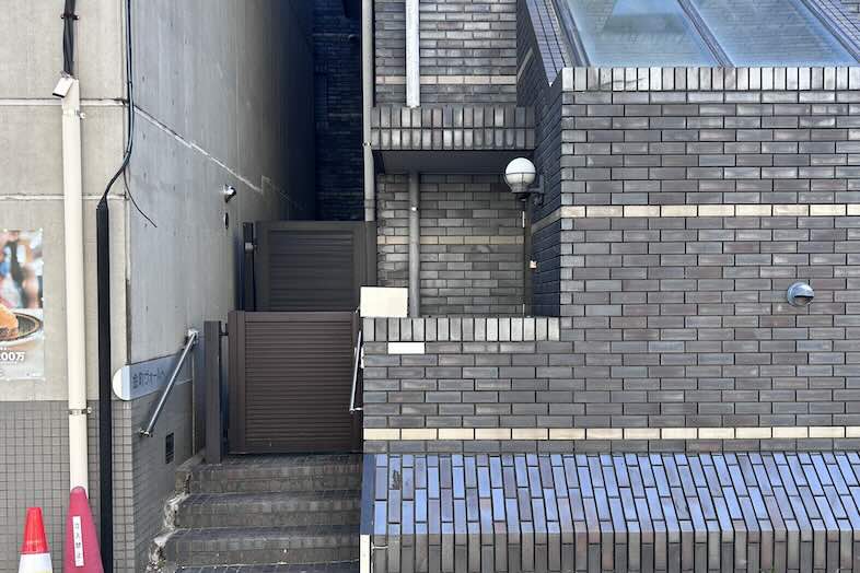 KiN｜【外観】スタジオ前通りと駐車スペースからすぐの裏側搬入口