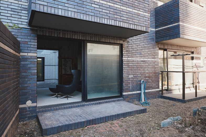 KiN｜【1階】外観を活かして導入シーンや移動シーン、屋外風の撮影もできる