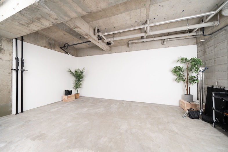 BUNKER STUDIO｜真っ白な壁とコンクリート床が特徴のメインスペースは、商品・ポートレート・動画が美しく撮れる