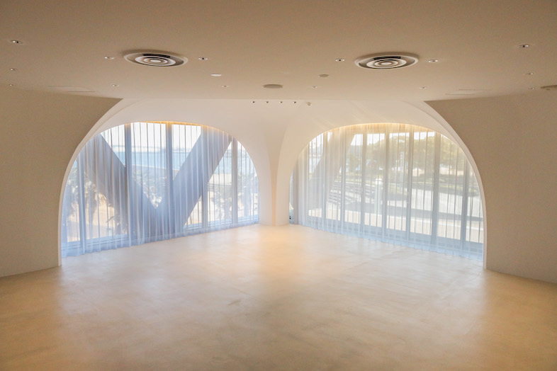 CRAZY GRANDE MAISON｜【2F セレブレーションフロア】チェアの移動が可能なため、レイアウト変更にも柔軟に対応