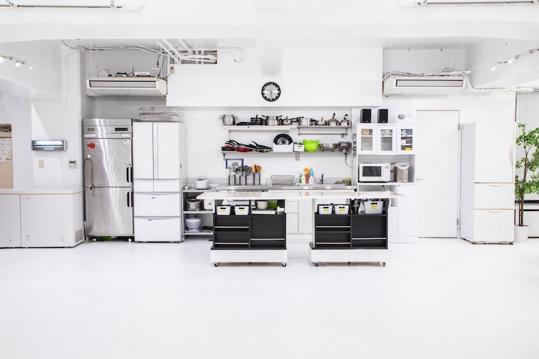 パトローネ ７studio｜都内有数の広さを誇るスタジオ内には大型業務用冷蔵庫を常設したキッチンエリアも有