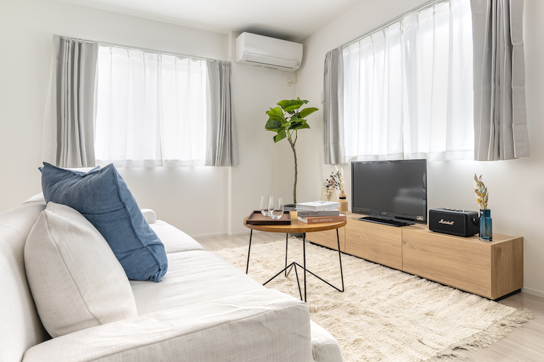 The Confidence House上板橋｜ソファとテレビを中心にしたリビングは、くつろぎ時間や会話シーンの撮影に◎