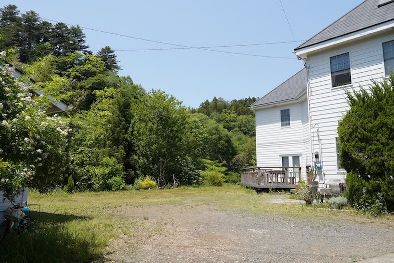 south︎｜白い外壁とのコントラストが美しいガーデン