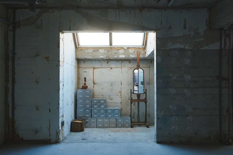 KiN｜【1階】天窓から差し込む光と廃墟感はアパレル、ポートレート、プロダクト、MVなどの撮影に最適