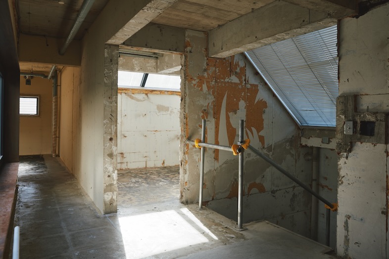 KiN｜【1階】荒廃した空間に一筋の光が指す風景は幻想的な演出や希望を見出すシーンの撮影に最適