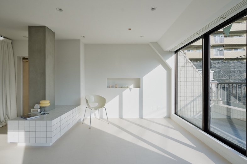 som studio shibuya｜3面採光の白空間を活かした全景カット