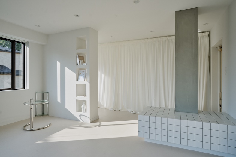 som studio shibuya｜ニッチ壁と自然光を組み合わせた背景は、アパレルルックやモデルの全身撮影、商品撮影に最適