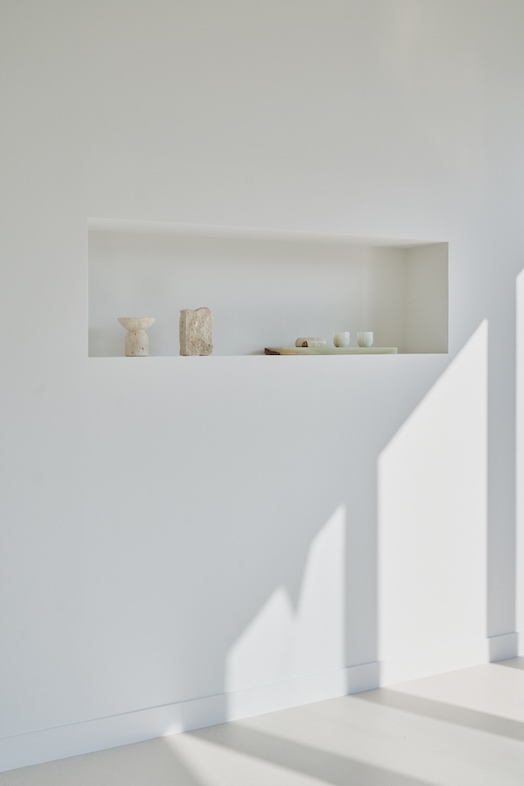 som studio shibuya｜陰影となじむ壁面棚