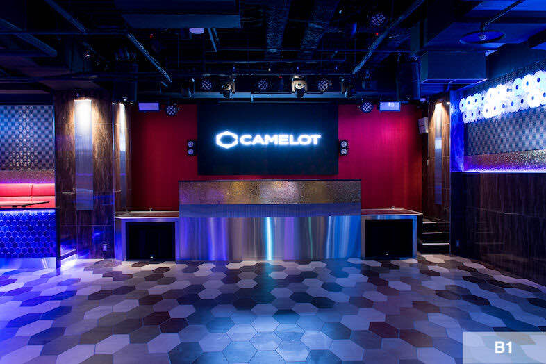 STUDIO CAMELOT｜【B1】大型LEDスクリーンとカウンターを正面に構えた華やかなフロア
