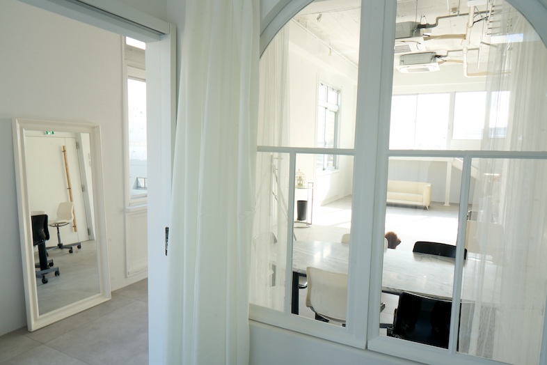 ライトスタジオ｜【Bst】メイクスペース側からのアングル