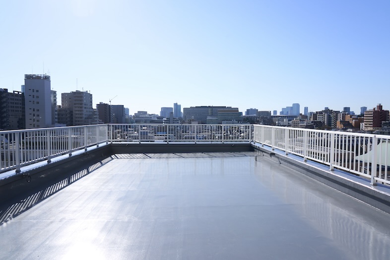 ライトスタジオ｜【Bst】街並み・ビルを背景に撮影できる屋上スペース