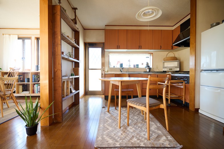 NORMAN HOUSE 東松山｜キッチンスペースにダイニングテーブルを設置し、食卓シーンの演出も可能