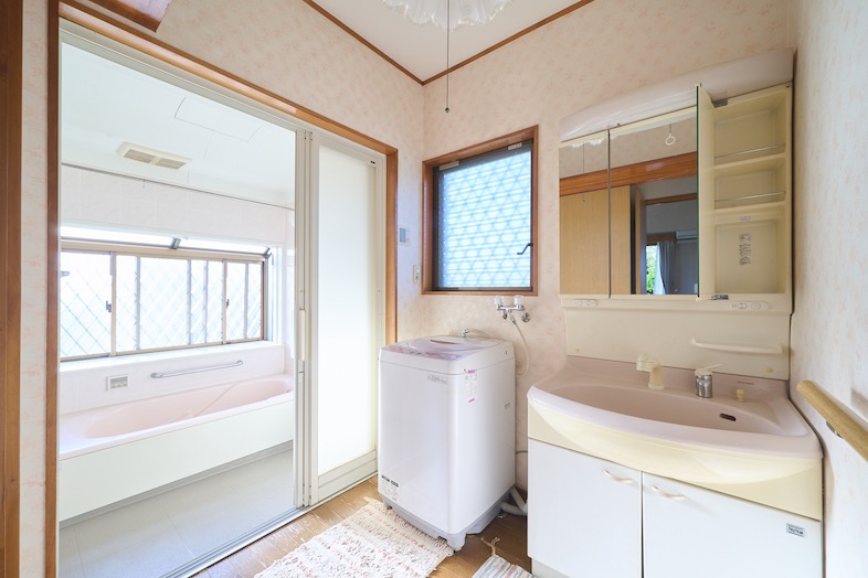 NORMAN HOUSE 東松山｜洗面台・お風呂場・洗濯機のある水回りは、自然光差し込む明るい空間