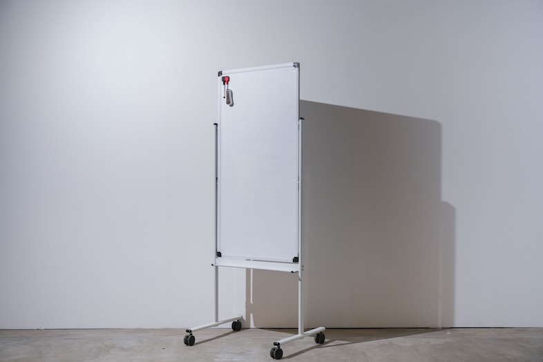 BUNKER STUDIO｜指示出し、スケジュール表示などに使えるホワイトボード有