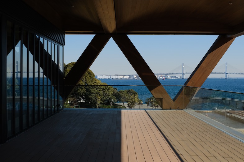 CRAZY GRANDE MAISON｜【テラス】みなとみらいの海を背景に、ドラマや映画の撮影が可能