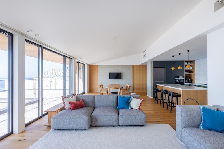 KURUWA OCEAN VIEW｜北欧デザイナーズ家具が空間の質を高めるリビングでは、インテリア誌の撮影にもマッチ